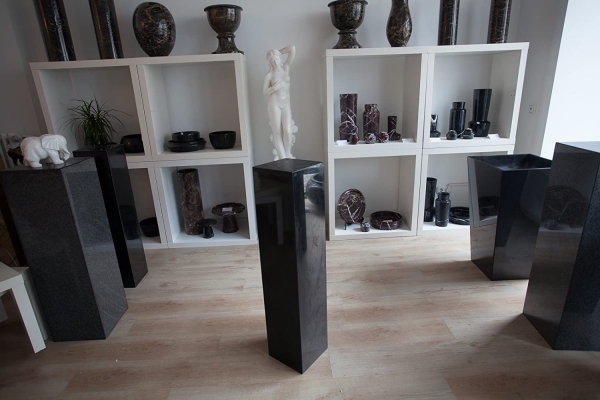 Säule aus 100% seltenem schwarzen Granit 100 cm oder 80cm  hoch, sehr massiv, als Sockel für Skulptur, Büste, Vasen, oder Galeriesockel oder als Blumensäule, als Dekosäule und Schmucksäule, Schlicht, klassische Optik, Standfest, ideal für Wohnraum, Terras